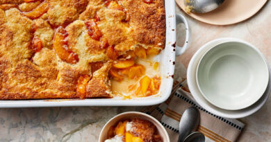 „Ladnjača“ sa breskvama (Peach cobbler) „Ladnjača“ sa breskvama (Peach cobbler)