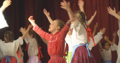 Csaknem 1800 iskolás és  óvodás táncolt Óbecsén