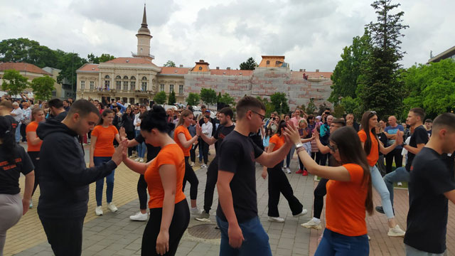 Преко двеста матураната на традиционалном матурском плесу на Тргу ослобођења