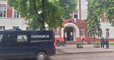 Гимназија Бечеј: Пао плафон у учионици, има лакше повређених ученика