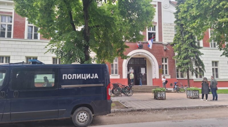 Гимназија Бечеј: Пао плафон у учионици, има лакше повређених ученика